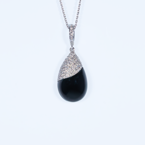 Colgante de oro blanco 18k con diamantes y piedra ónix