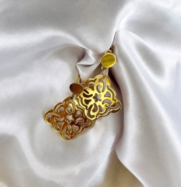 Aros de Oro Amarillo 18K con Diseño Floral Calado