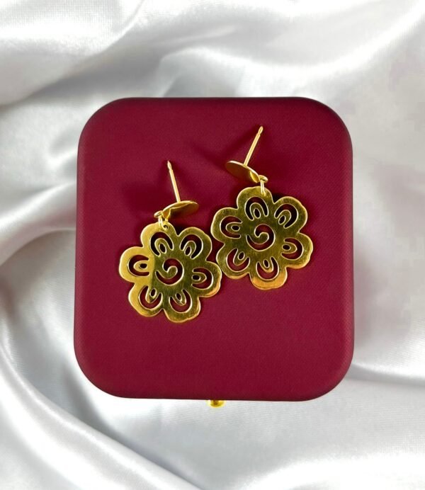 Aros de Oro Amarillo con Dije de Flor Calada 2