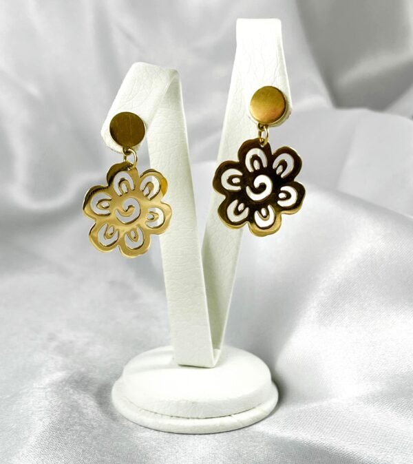 Aros de Oro Amarillo con Dije de Flor Calada