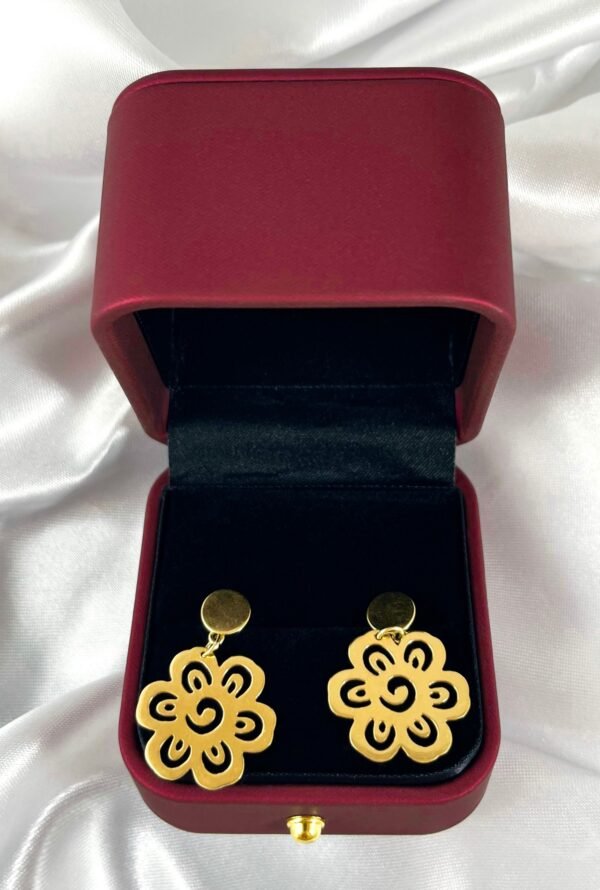 Aros de Oro Amarillo con Dije de Flor Calada 1