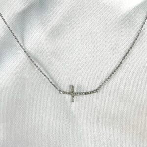 Collar de Oro Blanco con Cruz de Diamantes