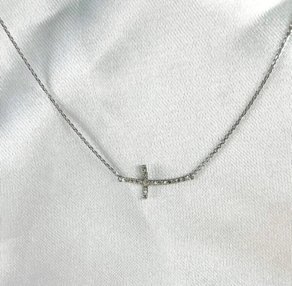 Collar de Oro Blanco con Cruz de Diamantes