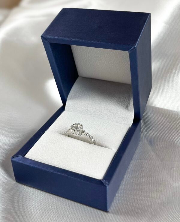 Anillo de Oro Blanco con Diamantes