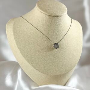 Collar de Oro Blanco con Dije Circular de Diamantes