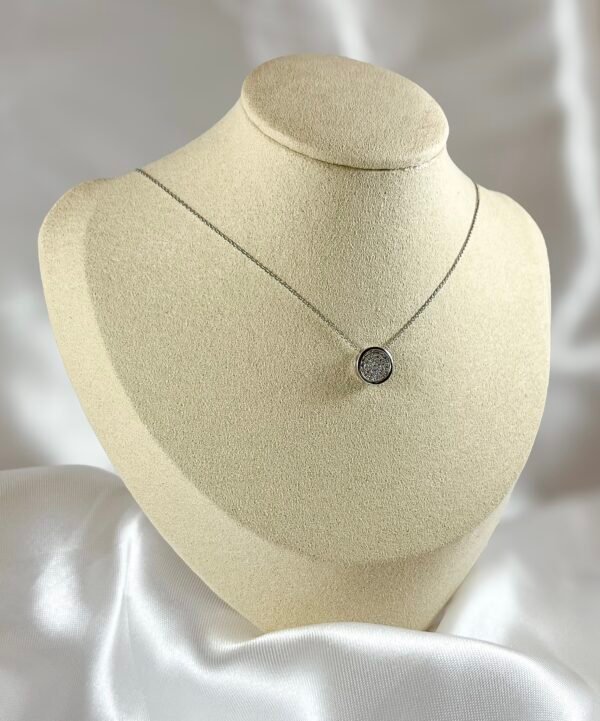 Collar de Oro Blanco con Dije Circular de Diamantes