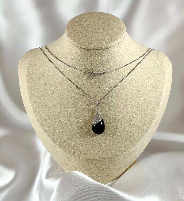 Collar de Oro Blanco con Dije de Ónix y Diamantes 1