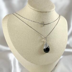 Collar de Oro Blanco con Dije de Ónix y Diamantes