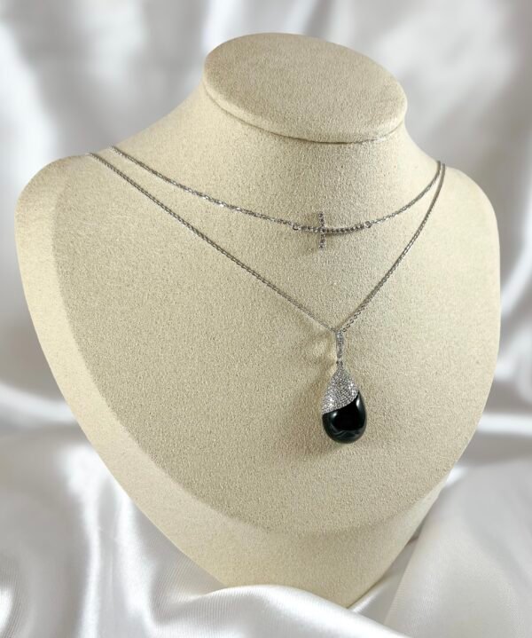 Collar de Oro Blanco con Dije de Ónix y Diamantes