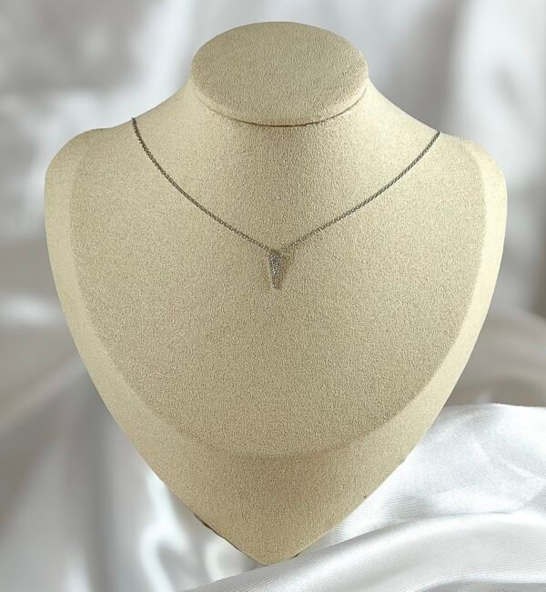 Collar de Oro Blanco con Dije en Forma de V con Diamantes 2