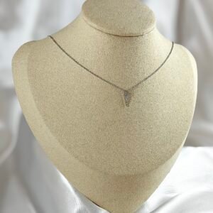 Collar de Oro Blanco con Dije en Forma de V con Diamantes
