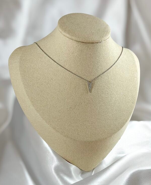 Collar de Oro Blanco con Dije en Forma de V con Diamantes