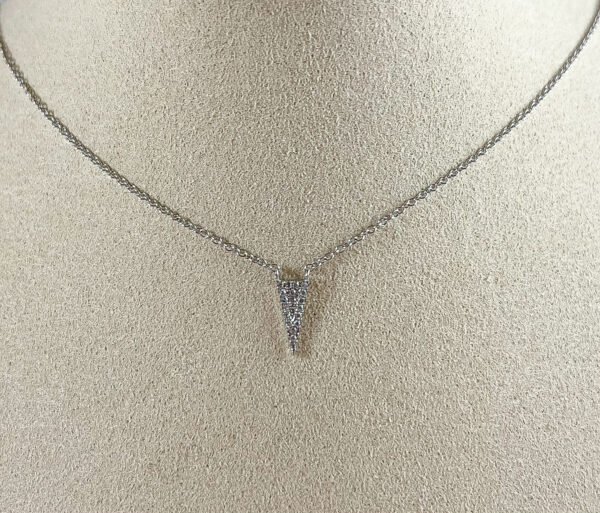Collar de Oro Blanco con Dije en Forma de V con Diamantes 1