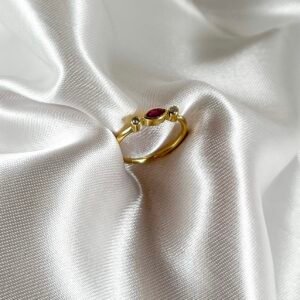 Anillo de Oro Amarillo con Rubí y Diamantes