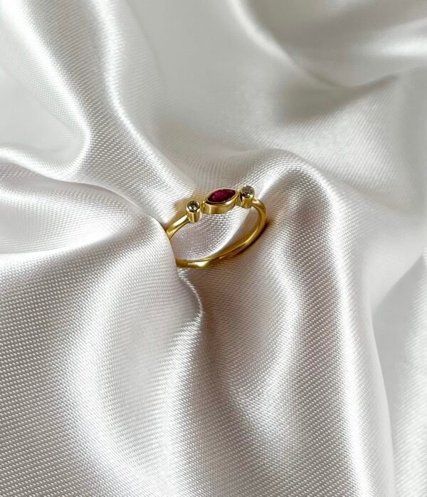 Anillo de Oro Amarillo con Rubí y Diamantes