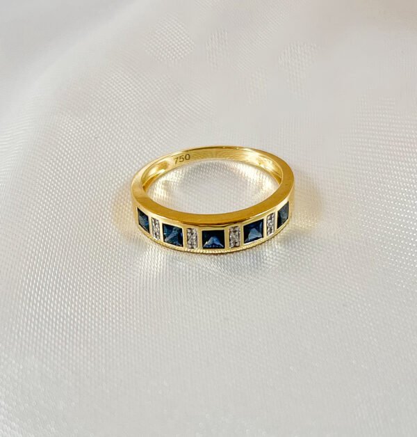 Anillo de oro amarillo con diamantes y zafiros