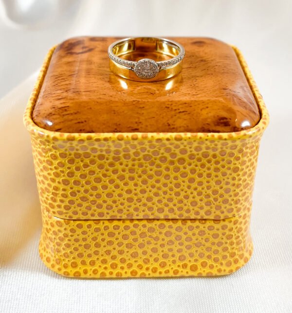 Anillo de oro amarillo con diamante central ovalado 3