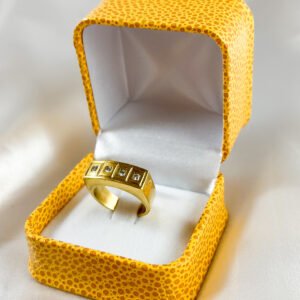 Anillo de oro amarillo cuadrado con diamantes