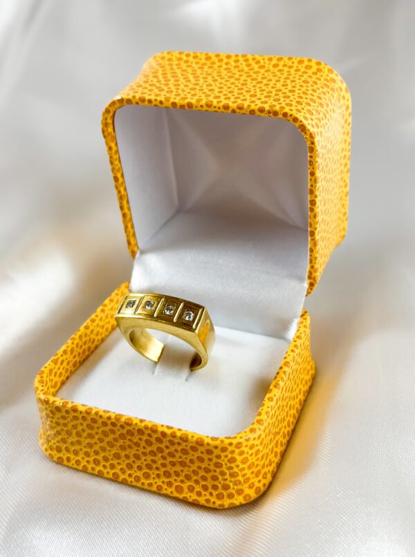 Anillo de oro amarillo cuadrado con diamantes
