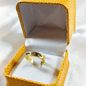 Anillo de oro amarillo con diamante central y zafiros