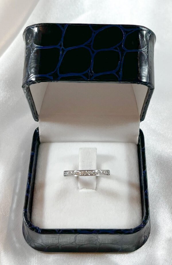 Anillo de Oro blanco con 14 diamantes