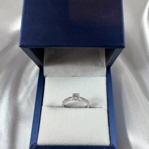 Anillo de oro blanco con diamantes