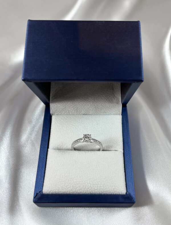 Anillo de oro blanco con diamantes