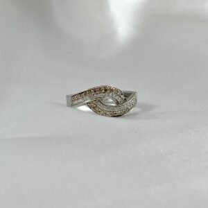 Anillo de oro blanco con diamantes blancos y diamantes color champagne