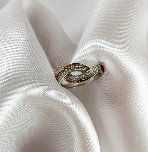 Anillo de oro blanco con diamantes blancos y diamantes color champagne 2