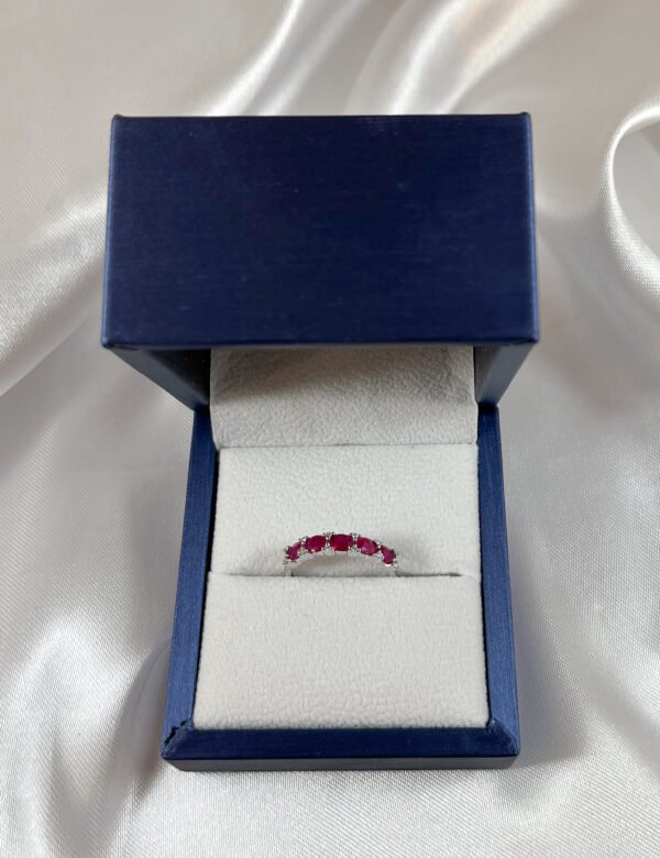 Anillo de oro blanco con diamantes y rubís 2
