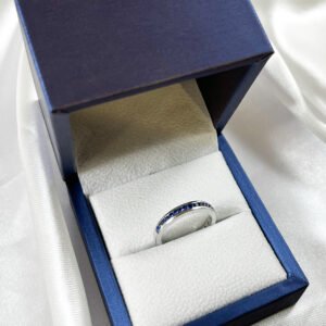 Anillo de oro blanco con 17 zafiros