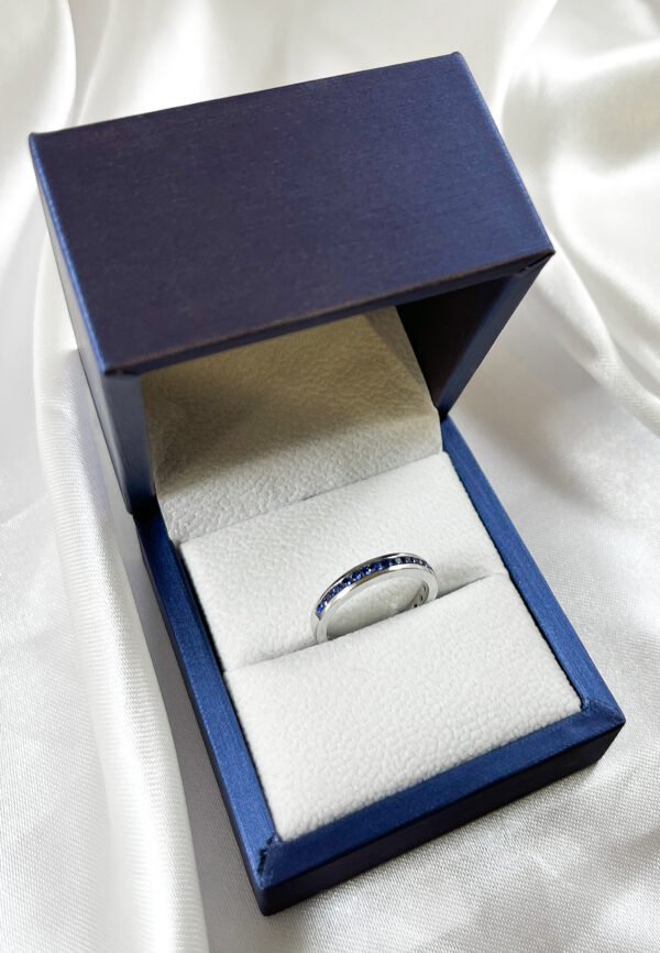 Anillo de oro blanco con 17 zafiros