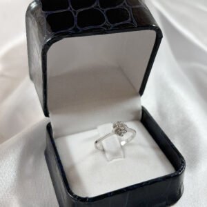 Anillo oro blanco con diamante principal
