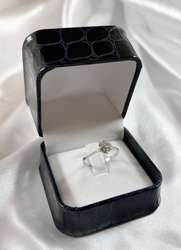 Anillo oro blanco con diamante principal