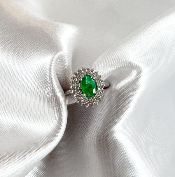 Anillo de oro blanco con diamantes y una esmeralda central 2