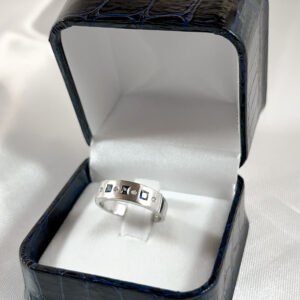 Anillo de oro blanco con 3 zafiros y 4 diamantes