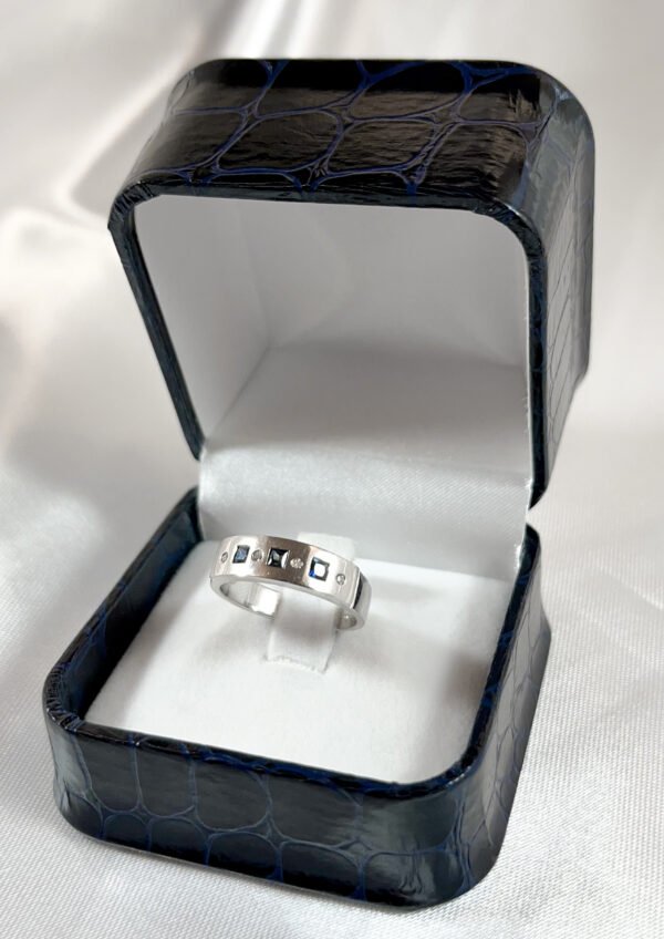 Anillo de oro blanco con 3 zafiros y 4 diamantes