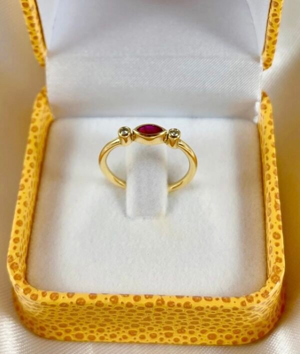 Anillo de oro amarillo con 2 diamantes y 1 rubí central 2