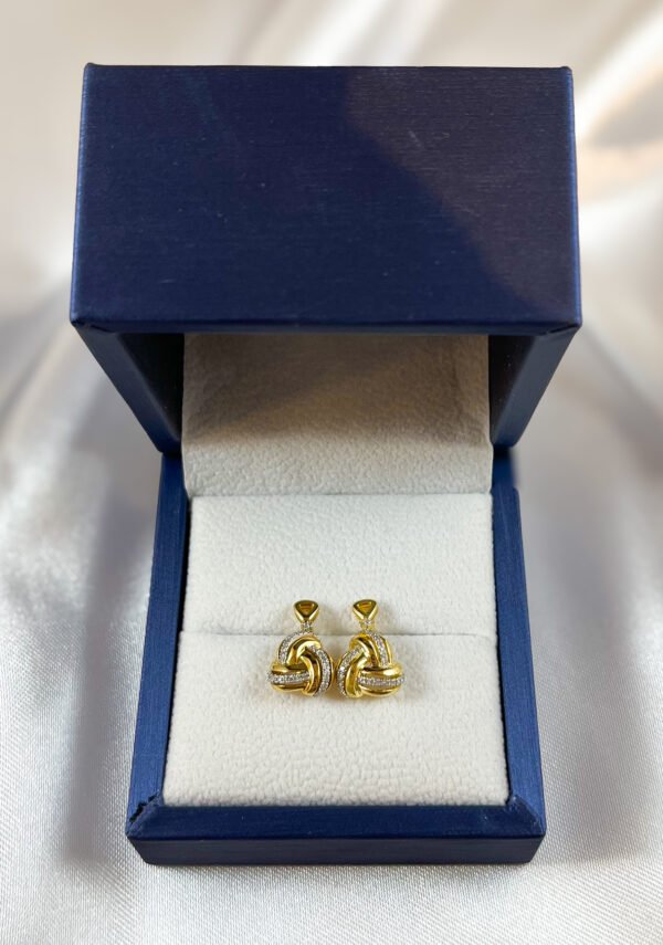 Aros de oro amarillo en roseta con diamantes