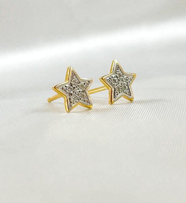 aros de oro amarillo en forma de estrellas