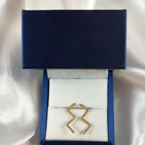 Aros de oro amarillo en forma de rayo con diamantes