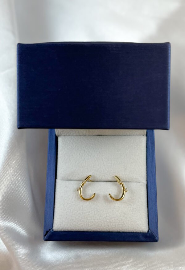 Aros de oro amarillo curvos con diamantes 2