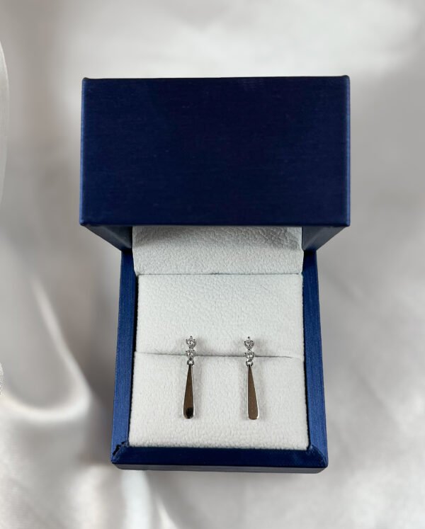 Aros de oro blanco con 2 diamantes 2