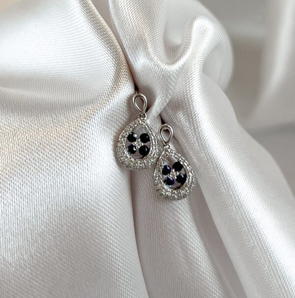 Aros de oro blanco con diamantes y 4 zafiros 2