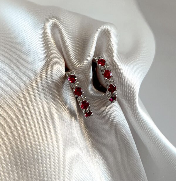 Aros de oro blanco con Rubís