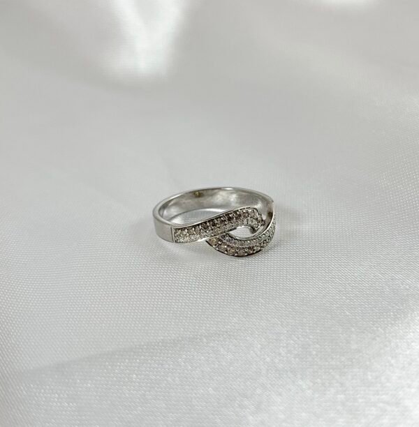 Anillo de oro blanco con diamantes blancos y diamantes color champagne 3