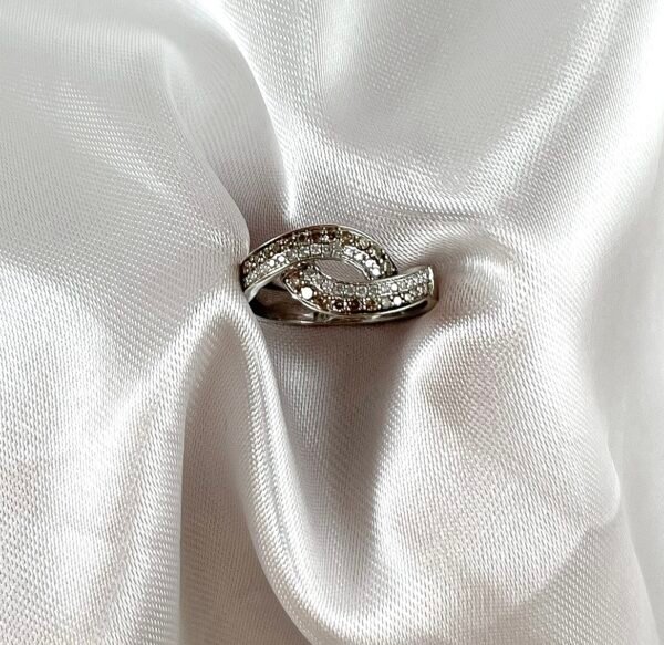 Anillo de oro blanco con diamantes blancos y diamantes color champagne 4