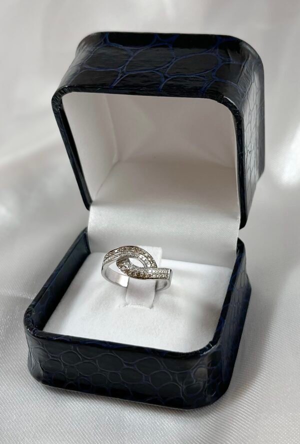 Anillo de oro blanco con diamantes blancos y diamantes color champagne 6