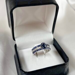 Anillo de oro blanco con zafiros