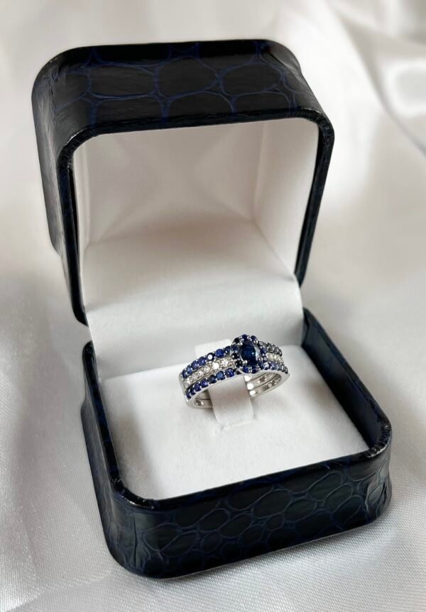 Anillo de oro blanco con zafiros